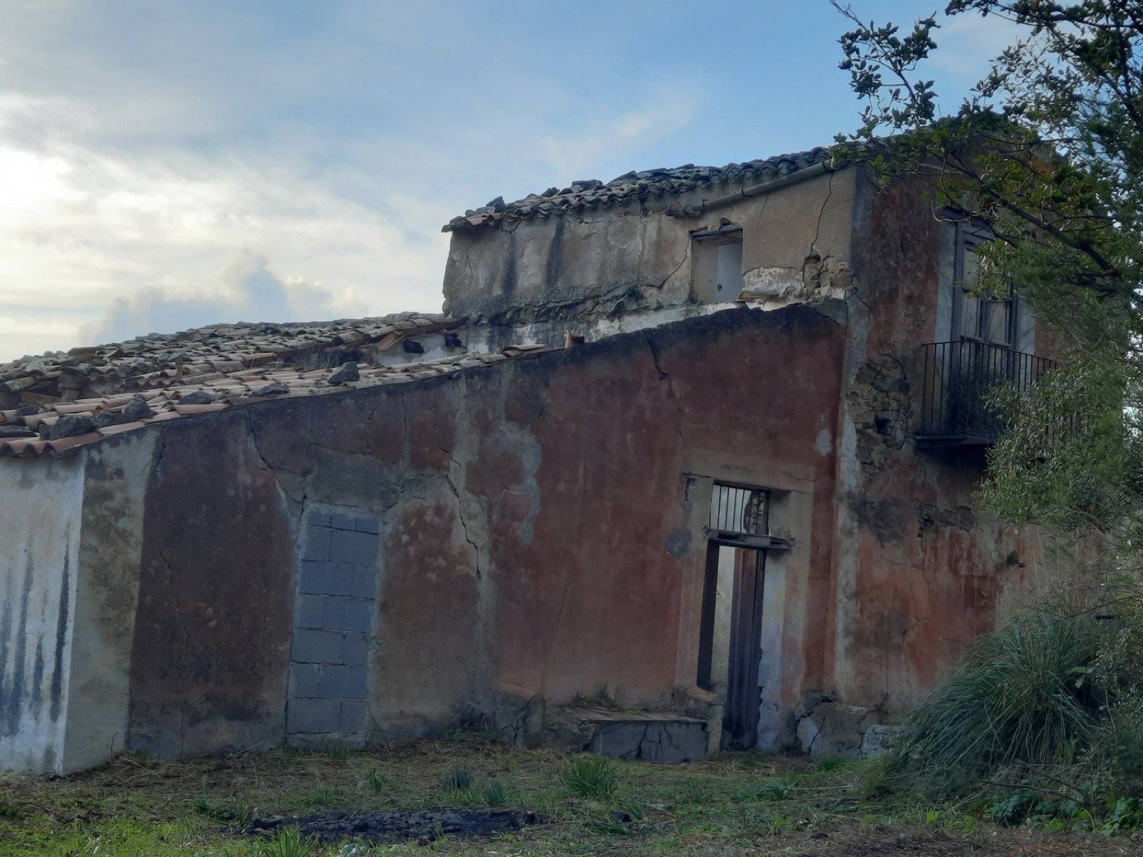 House to renovate with undivided 1/3 share of land, Cefalù