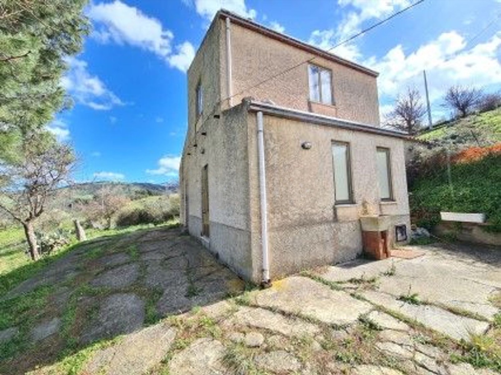 Small villa on 14500 m2 orchard and olives, Collesano