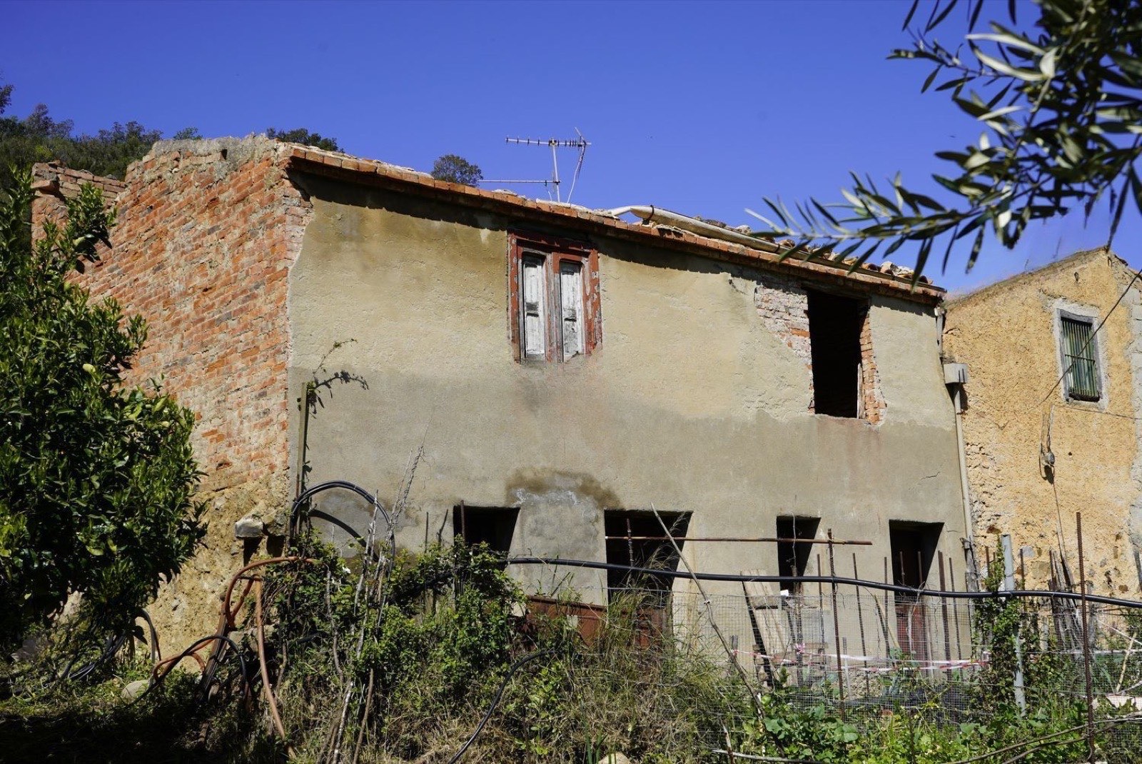 Masseria storehouse plus downhill plot, San Mauro Castelverde