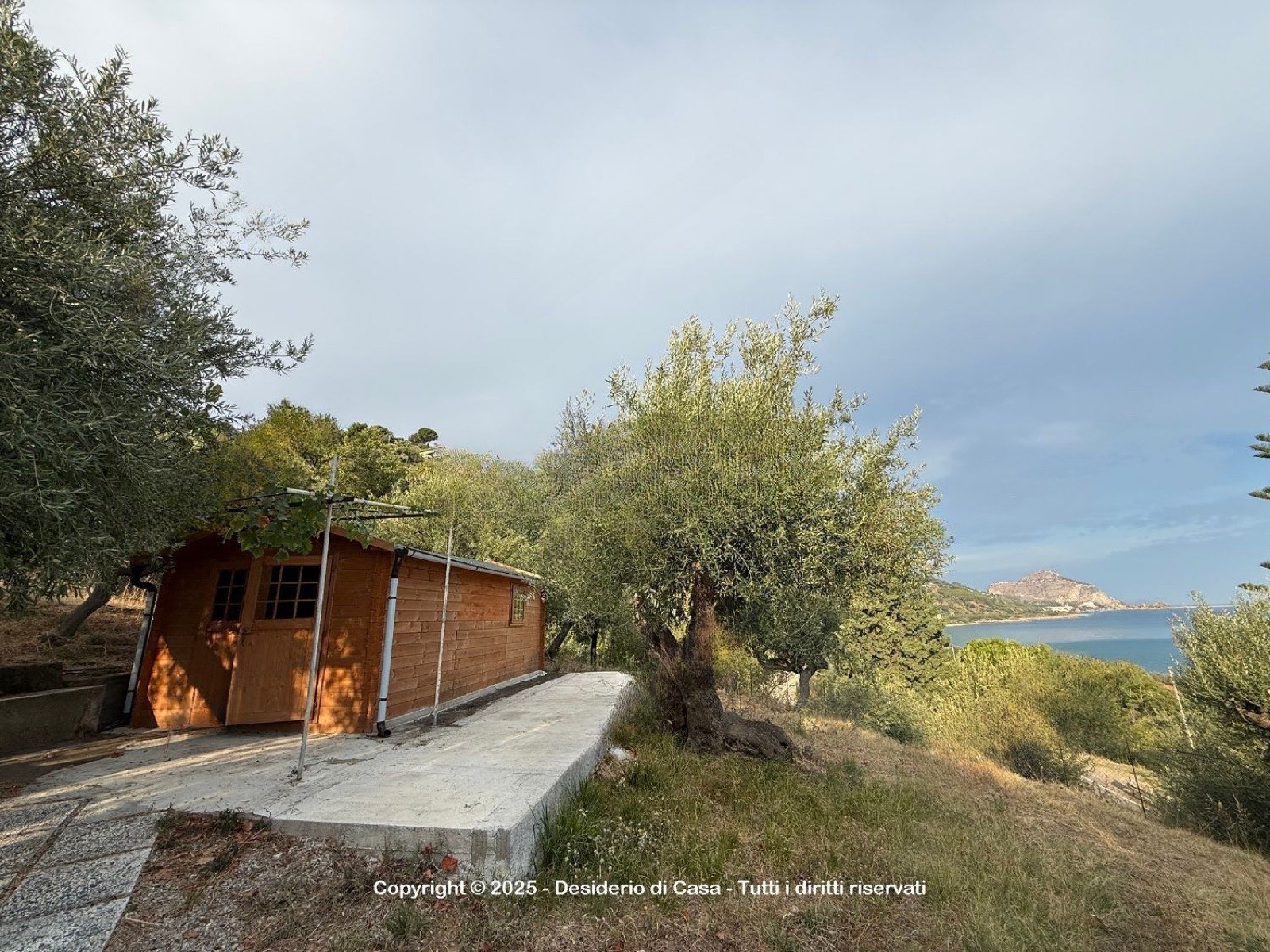 13 m2 prefab on 1524 m2 olive-fruit land, Cefalù