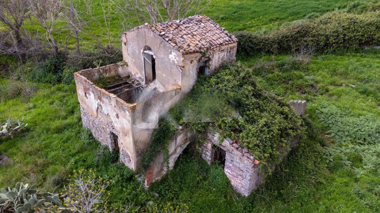 Ruin with 2000 m2 land, Collesano