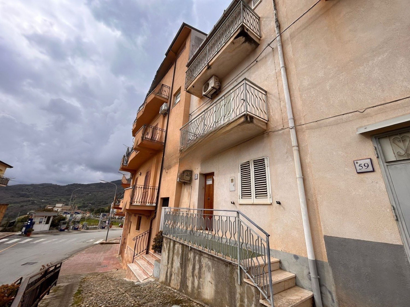 Village house plus 23280 m2 sea-view land with well, Tusa
