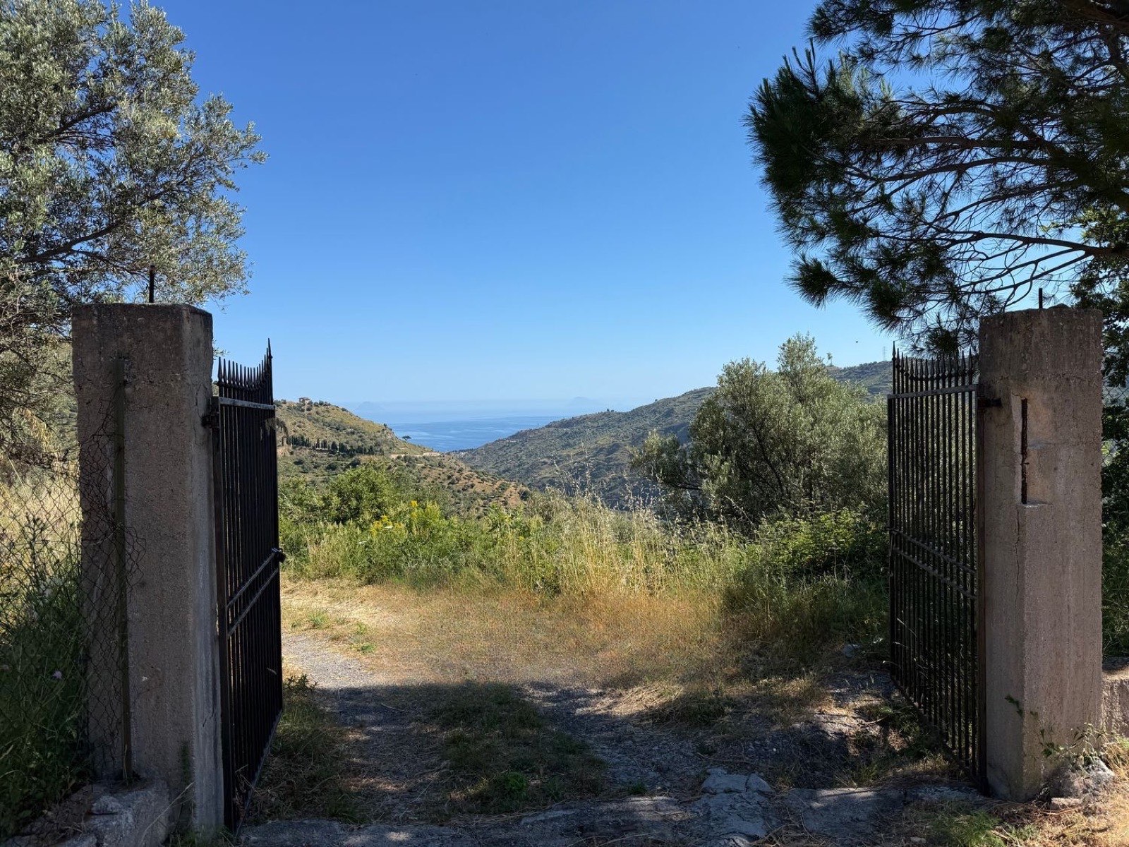C/2 building with 2.2 ha olives, orchard and pasture, Reitano